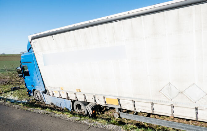 Lkw prallt gegen Baum_16