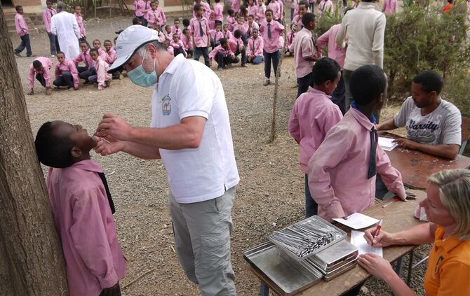 Dr. Jens-Peter Würfel und Marion Würfel bei einer Reihenuntersuchung von Schülern in Asmara._0