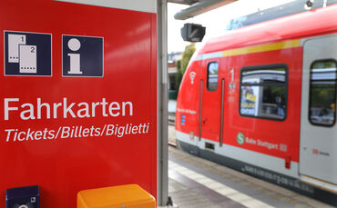 Fahrkarten S-Bahn s bahn sbahn Bahnhof symbol symbolbild symbolfoto