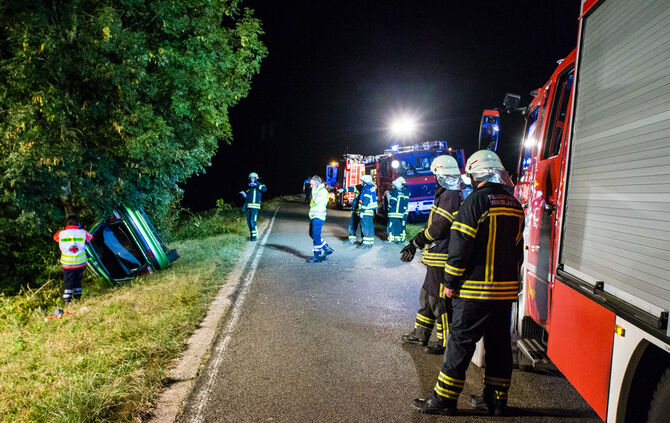 Schwerer Unfall - Pkw gegen Baum - Bild 10_0