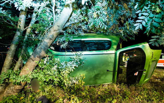 Schwerer Unfall - Pkw gegen Baum - Bild 01_1