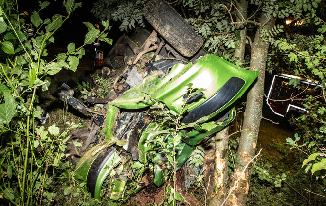Schwerer Unfall - Pkw gegen Baum - Bild 02_2