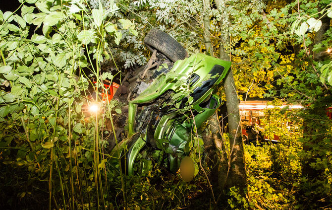 Schwerer Unfall - Pkw gegen Baum - Bild 04_5