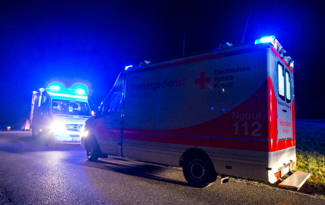 Schwerer Unfall - Pkw gegen Baum - Bild 12_11