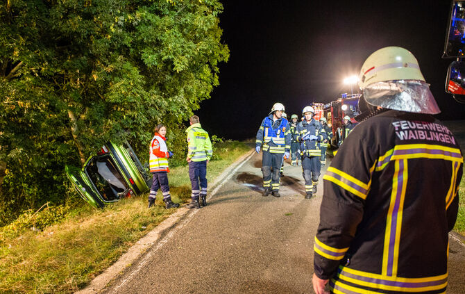 Schwerer Unfall - Pkw gegen Baum - Bild 13_12