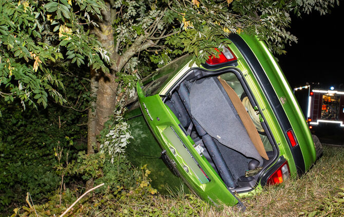 Schwerer Unfall - Pkw gegen Baum - Bild 17_16