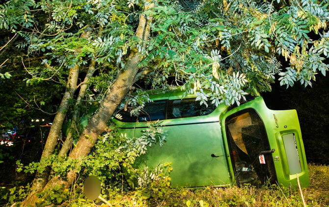 Schwerer Unfall - Pkw gegen Baum - Bild 18_18