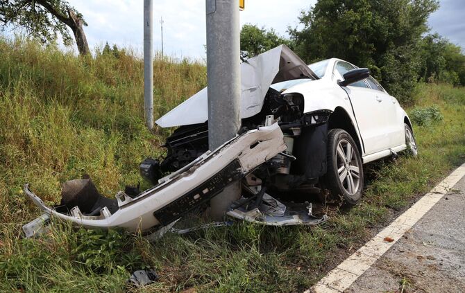 Pkw auf der L1199 gegen Ampel, eine verletzte Person