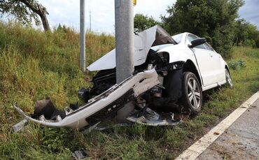 Pkw auf der L1199 gegen Ampel, eine verletzte Person