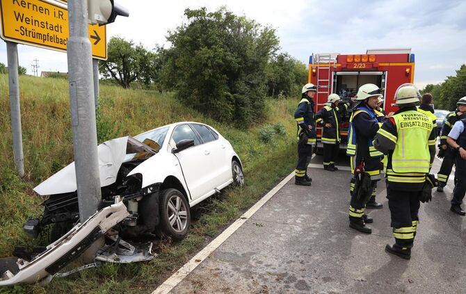 Pkw auf der L1199 gegen Ampel, eine verletzte Person