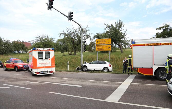 Pkw auf der L1199 gegen Ampel, eine verletzte Person