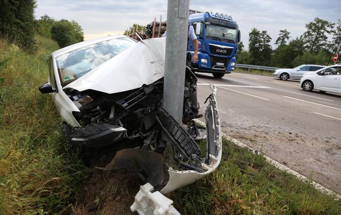 Pkw auf der L1199 gegen Ampel, eine verletzte Person