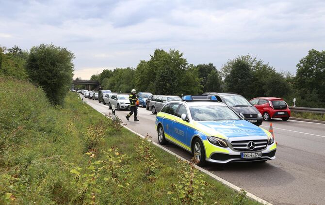 Pkw auf der L1199 gegen Ampel, eine verletzte Person
