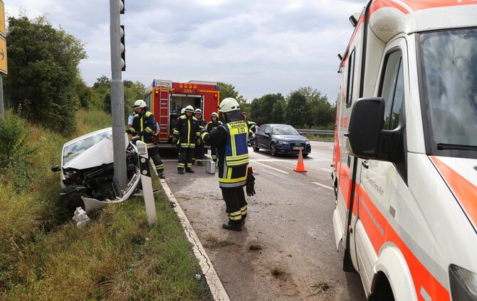 Pkw auf der L1199 gegen Ampel, eine verletzte Person