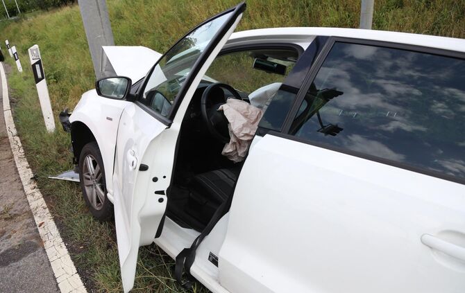 Pkw auf der L1199 gegen Ampel, eine verletzte Person