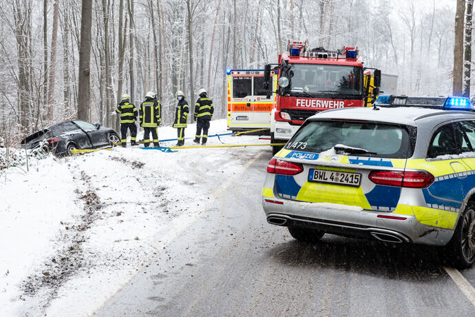 Unfall bei Schneeglätte, L1120 Stöckenhof - Rettich Kreisel, 10.02.2021.