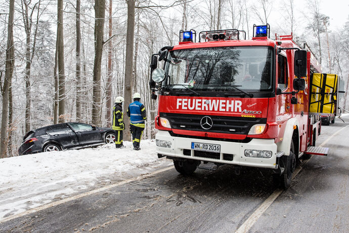Unfall bei Schneeglätte, L1120 Stöckenhof - Rettich Kreisel, 10.02.2021.