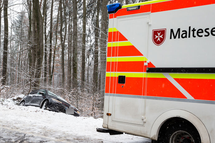 Unfall bei Schneeglätte, L1120 Stöckenhof - Rettich Kreisel, 10.02.2021.