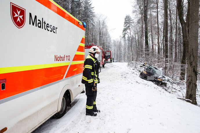 Unfall bei Schneeglätte, L1120 Stöckenhof - Rettich Kreisel, 10.02.2021.