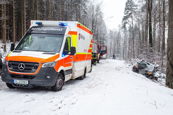 Unfall bei Schneeglätte, L1120 Stöckenhof - Rettich Kreisel, 10.02.2021.