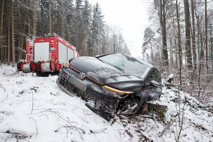 Unfall bei Schneeglätte, L1120 Stöckenhof - Rettich Kreisel, 10.02.2021.