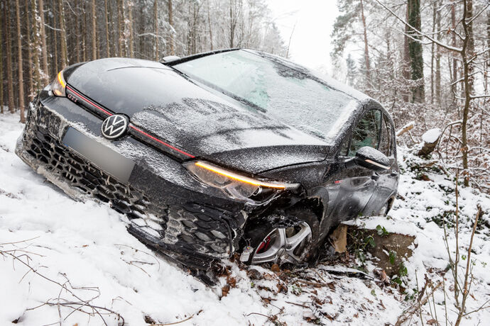 Unfall bei Schneeglätte, L1120 Stöckenhof - Rettich Kreisel, 10.02.2021.