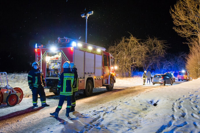 Unfall bei Schneeglätte, Rielingshäuser Str., Kirchberg an der Murr, 10.02.2021.
