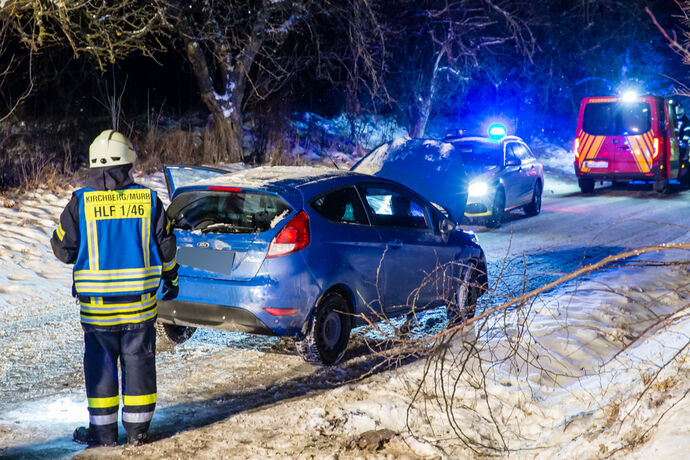 Unfall bei Schneeglätte, Rielingshäuser Str., Kirchberg an der Murr, 10.02.2021.