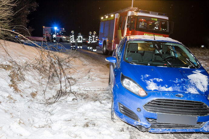 Unfall bei Schneeglätte, Rielingshäuser Str., Kirchberg an der Murr, 10.02.2021.