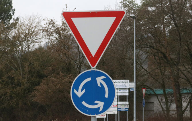 Achtung Vorfahrt Kreisverkehr Kreisel schild verkehrsschild symbol symbolbild symbolfoto