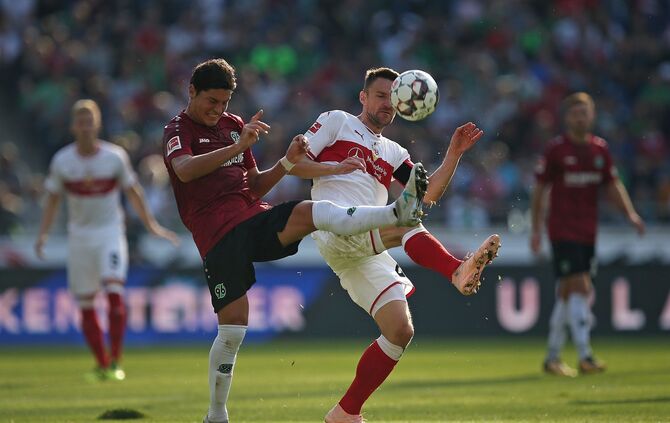 Christian Gentner im Zweikampf mit Miiko Albornoz_0
