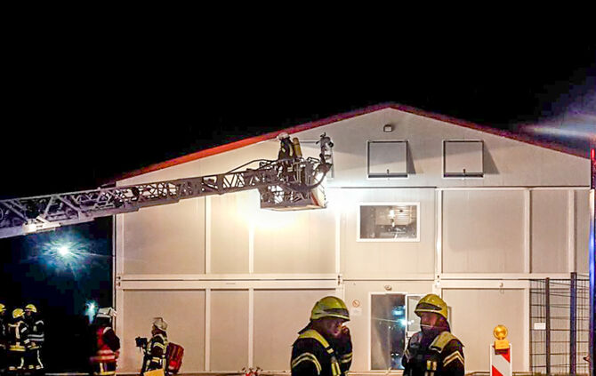 Feuer in Asylunterkunft - Bild 02_23