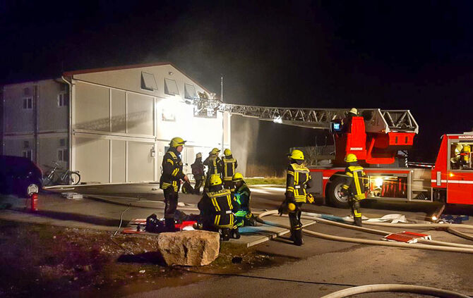 Feuer in Asylunterkunft - Bild 01_24