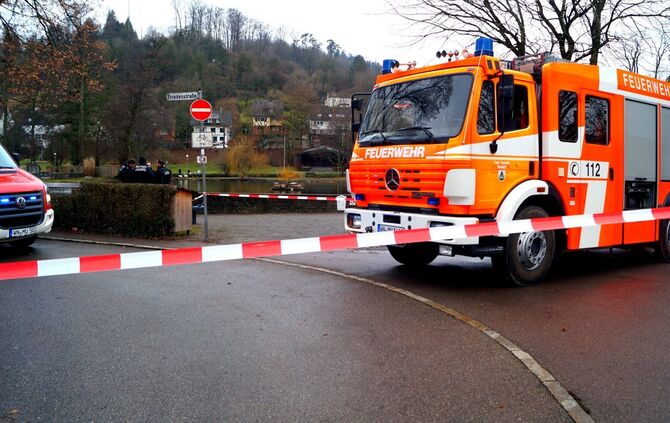 Leblose Person im Feuersee - Umstaende bislang voellig unklar - Bild 02_3