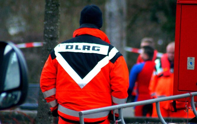 Leblose Person im Feuersee - Umstaende bislang voellig unklar - Bild 12_9