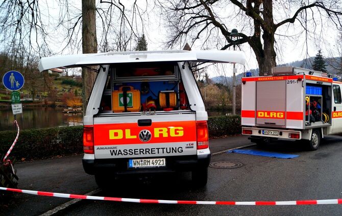 Leblose Person im Feuersee - Umstaende bislang voellig unklar - Bild 14_10