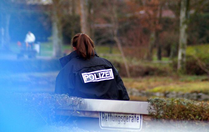 Leblose Person im Feuersee - Umstaende bislang voellig unklar - Bild 19_11