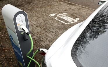 E Ladestation E Auto Stromtankstelle Ökostrom Ladekabel Symbol Symbolbild symbolfoto