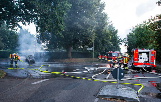 Feuerwehr löscht brennenden Smart - Bild 15_1