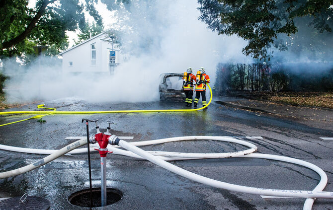 Feuerwehr löscht brennenden Smart - Bild 14_2