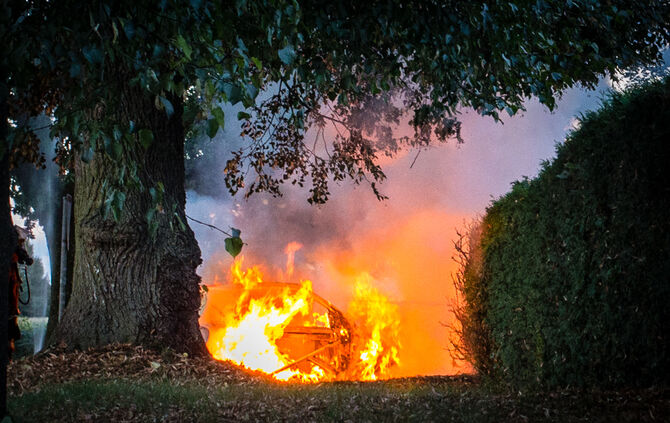 Feuerwehr löscht brennenden Smart - Bild 11_4