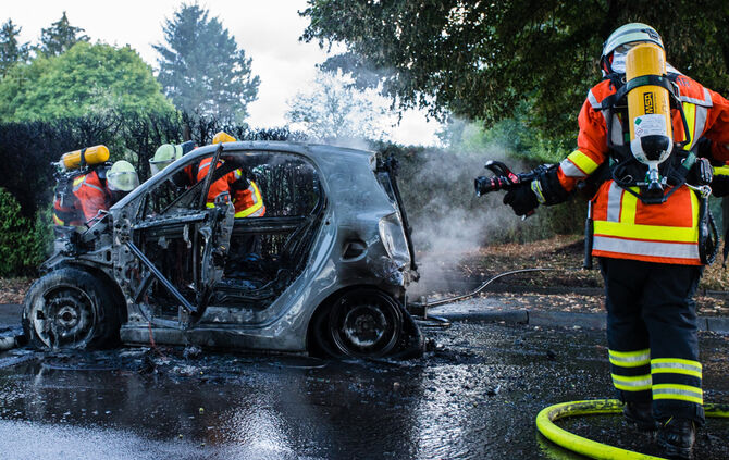 Feuerwehr löscht brennenden Smart - Bild 10_5