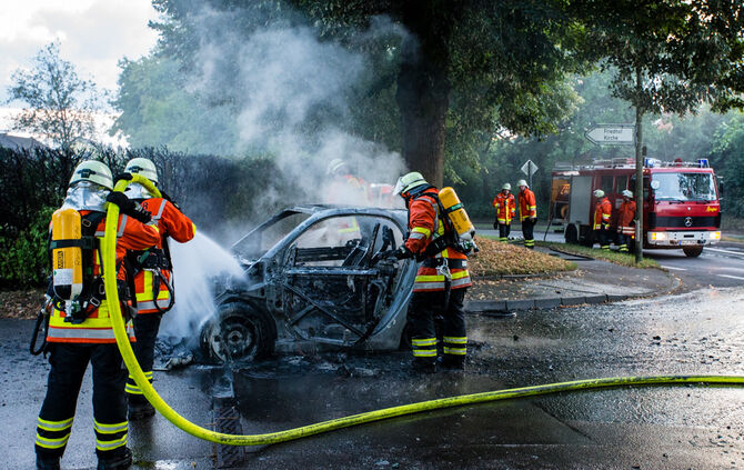 Feuerwehr löscht brennenden Smart - Bild 09_6