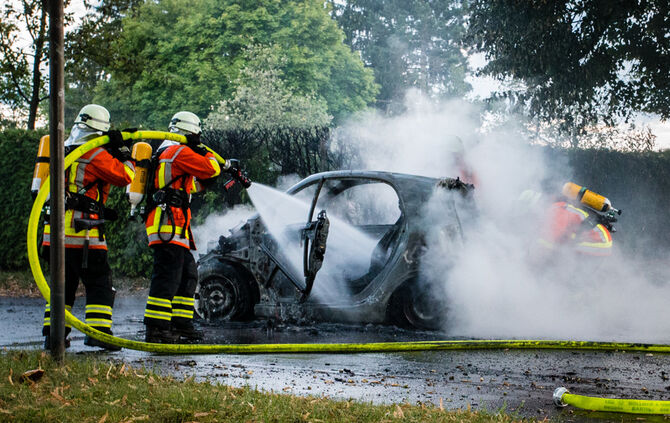 Feuerwehr löscht brennenden Smart - Bild 07_8