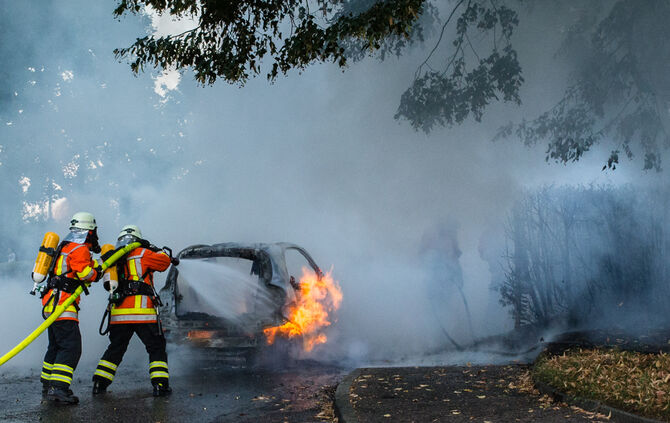 Feuerwehr löscht brennenden Smart - Bild 06_9