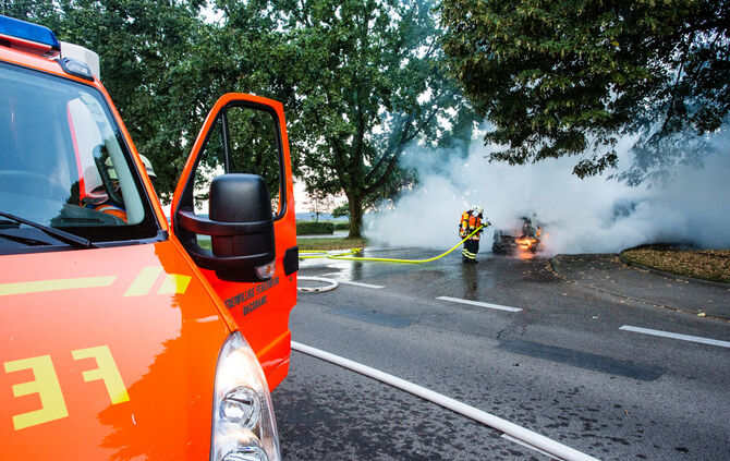Feuerwehr löscht brennenden Smart - Bild 05_10