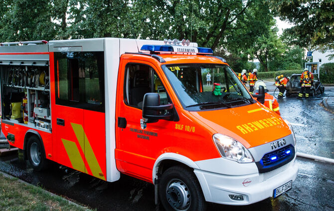 Feuerwehr löscht brennenden Smart - Bild 04_11