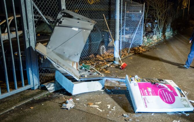 Heftige Detonation: Unbekannte sprengen Zigarettenautomaten am Silvesterabend - Automat wird vÃ¶llig zerfetzt_0