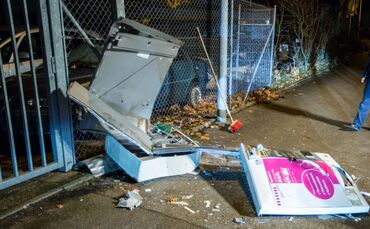 Heftige Detonation: Unbekannte sprengen Zigarettenautomaten am Silvesterabend - Automat wird vÃ¶llig zerfetzt_0