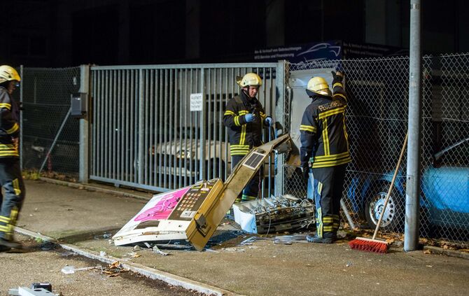Heftige Detonation: Unbekannte sprengen Zigarettenautomaten am Silvesterabend - Automat wird vÃ¶llig zerfetzt_1